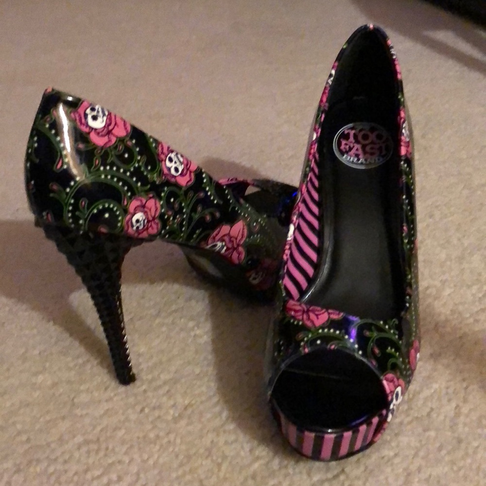 TOO FAST SKULL FLOWER PLATFORM HEELS